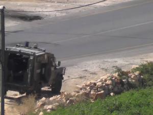 الاحتلال يغلق مدخل بيت أمّر