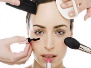 فتاة تتمكيج