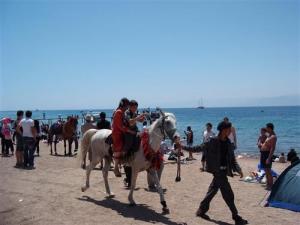 سواح على العقبة