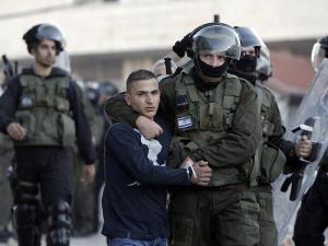 اعتقالات واسعة في الضفة والقدس وهدم محلات تجارية في حزما