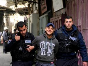 حملة اعتقالات طالت 12 فلسطينيا بالقدس