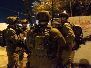 الاحتلال يعتقل 12 فلسطينيا من الضفة