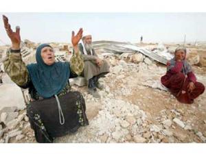 نساء فوق ركام