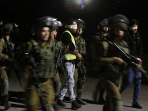 حملة اعتقالات طالت 17 فلسطينيا بالضفة