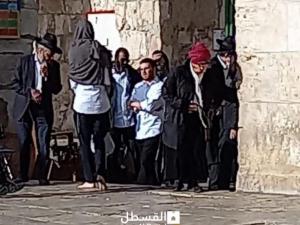 مستوطنون يقتحمون الأقصى وقوات الاحتلال تعيث خرابا بمصلى باب الرحمة