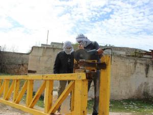 نشطاء يقتلعون بوابة