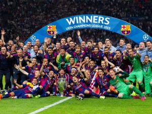 كم بلغت إيرادات برشلونة في 2015؟