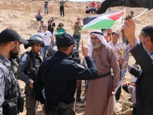 أعضاء كنيست يُنفذون جولة ابتزازية "للخان الأحمر" اليوم وسط استنفار فلسطيني