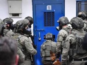 للمرة الثانية خلال ساعات: اقتحام سجن "عوفر" ورش الأسرى بالغاز