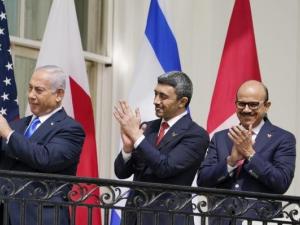 "السلطة الفلسطينية تعتزم إعادة سفيريها إلى الإمارات والبحرين"