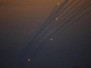 الاحتلال يشن غارات على غزة بزعم سقوط قذيفة على عسقلان