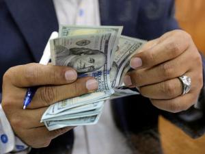 الدولار يرتفع لأعلى مستوى منذ 3 شهور ..فما السبب ؟