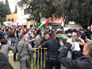 الشرطة تعتدي وتعتقل متظاهرين ضد نتنياهو بالناصرة