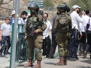 اعتقالات بالضفة والقدس واعتداءات للمستوطنين بنابلس والخليل