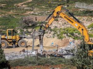 الاحتلال يخطر بهدم 6 محلات جنوب جنين