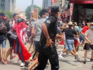 تونس: الجيش يطوّق البرلمان ويمنع الغنوشي من دخوله
