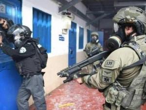 "توتر شديد" في سجون الاحتلال: استدعاء قوّات إلى "نفحة" و"ريمون"