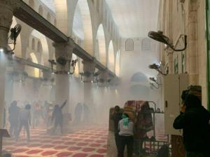 قوات الاحتلال تقتحم المسجد الأقصى: اندلاع مواجهات وتسجيل 20 إصابة