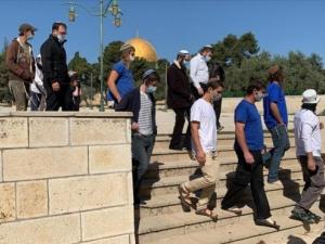 مستوطنون يقتحمون الأقصى وتقييدات على دخول الفلسطينيين للمسجد