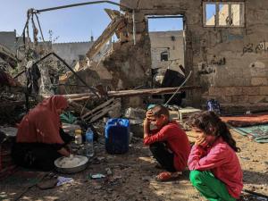 لا أدوية ولا تطعيم بغزة.. “الصحة العالمية” تحذر: السكان مهدَّدون بالموت جراء الأمراض أكثر من القصف