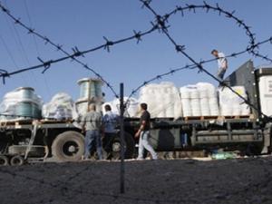 شاحنة فلسطينية تقوم بنقل البضائع إلى المصانع