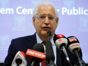 "يسرائيل هيوم" تتراجع عن تصريحات نسبت لفريدمان حول دعم دحلان
