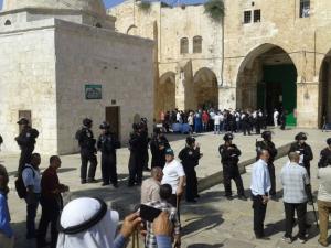 مستوطنون يقتحمون باحات المسجد الأقصى المبارك بحماية جنود الاحتلال