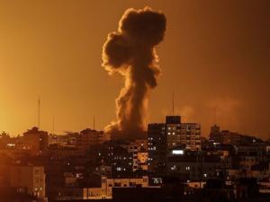 بزعم الرد على إطلاق قذيفة صاروخية.. قصف إسرائيلي لهدف تابع لحركة حماس جنوب القطاع