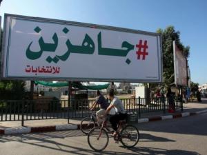 صحيفة تكشف: مسؤولون إسرائيليون حذروا عباس من وصول حماس إلى السلطة