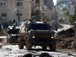 الاحتلال يوسع عدوانه على الضفة: مداهمات واعتقالات وتفريغ العديد من مخيمات اللاجئين