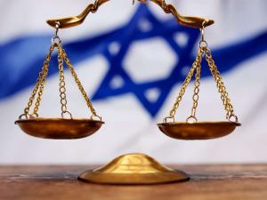 محام إسرائيلي يقود دعوى قضائية ضد السلطة الفلسطينية وحماس بتهمة "دعم الإرهاب"