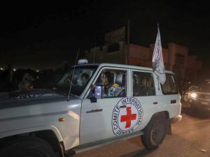 مسؤول إسرائيلي يكشف “فجوات” بالمفاوضات في قطر.. وأمريكا تعرض حلاً وسطاً لإتمام صفقة تبادل 