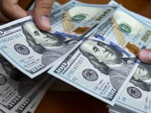 خبراء يكشفون متى يجب الاحتفاظ بالدولار أو التخلي عنه