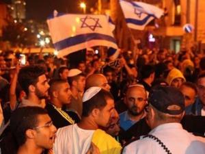 شاهد- مستوطنون يهاجمون منازل المواطنين بالخليل