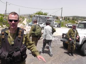 إخطارات بوقف العمل والبناء في منازل وورشة شمال الخليل