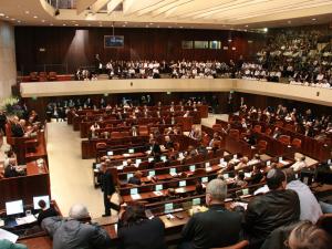 الكنيست يصادق على قانونين لقمع الأسرى واحتجاجات فلسطيني الداخل