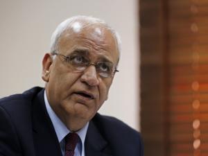 عريقات: إجبار فلسطينيين على النزول من طائرة يونانية سلوك شاذ