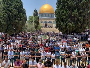 آلاف المصلين يؤدون صلاة الفجر في القدس