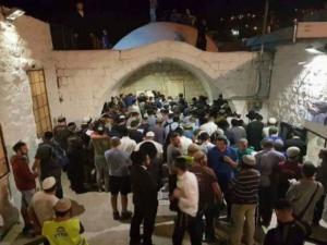 تحت حراسة الجيش .. مئات المستوطنين يقتحمون قبر يوسف