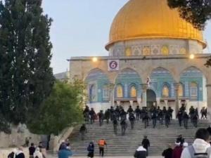 بالفيديو اندلاع اشتباكات.. إصابات باقتحام قوات الاحتلال للأقصى والاعتداء على المُصلين