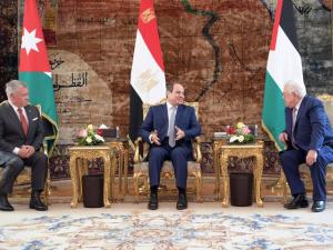 بدء القمة الثلاثية بين الرئيس عباس وملك الأردن والرئيس المصري