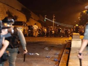 الاحتلال يعتدي على المصلين أمام بوابات الأقصى