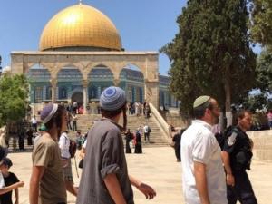 متطرفون يقتحمون الأقصى يتقدمهم عضو الكنيست "ايتمار بن جيفر"