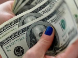 اسعار الدولار تسجل تراجعا عالميا لليوم الثالث على التوالي