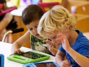 أطفال يلعبون