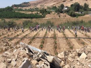 عشرات اللبنانيين يقتحمون الحدود مع إسرائيل لدعم الفلسطينيين