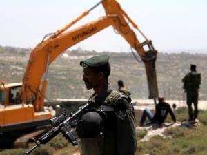 الاحتلال يهدم