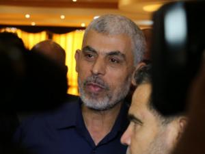 صحيفة "إسرائيلية": يجب أن نعرف سلفًا الثمن مقابل مبادرة السنوار