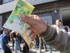 المالية تعلن عن نسبة وآلية صرف الرواتب غدًا