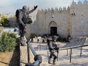 الاحتلال يغلق باب العامود وعدة أحياء في القدس الأحد
